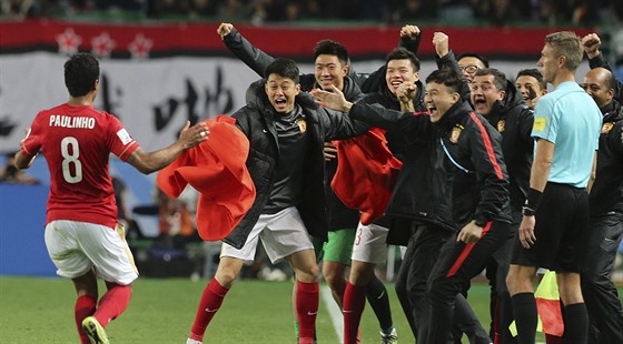 Takhle se radují fotbalisté ínského Kuang-ou Evergrande. I tento klub investoval do úspchu miliony.  