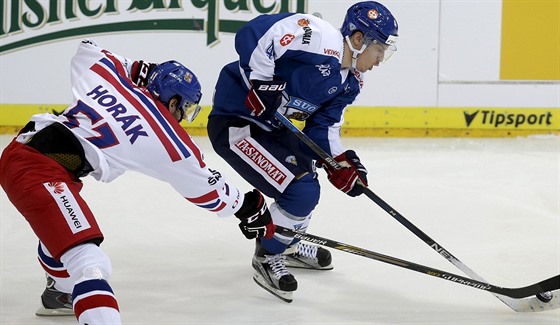 Finský hokejista Ville Lajunen (vpravo) se snaí odpoutat od Romana Horáka.