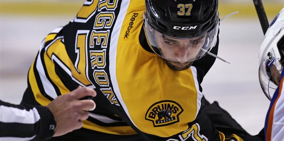 Patrice Bergeron z Buffala na buly v utkn s Edmontonem.