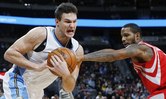 Danilo Gallinari (vlevo) z Denveru uniká Trevoru Arizovi z Houstonu.