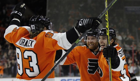 Jakub Vorek, Claude Giroux a Shayne Gostisbehere (zleva) se raduj z glu...