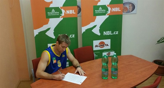 Ústecký basketbalista Michal arnecký podepisuje etický kodex hráe NBL.