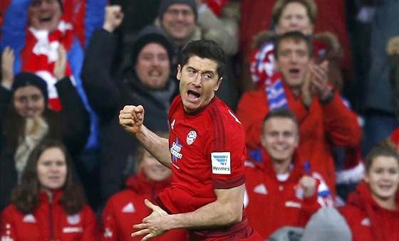 Robert Lewandowski z Bayernu Mnichov se raduje z gólu do sít Ingolstadtu.