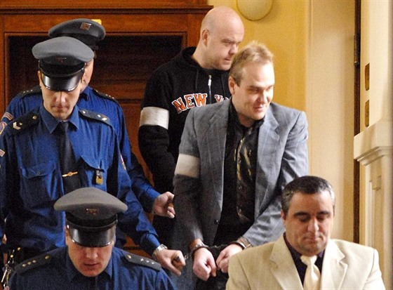 Obalovaní (zespodu) Bajram Pireci, Milan Novotný a Petr Kuitka jdou ped soud.