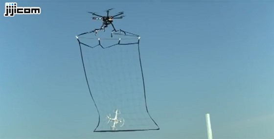 Dron chytající drony do sít