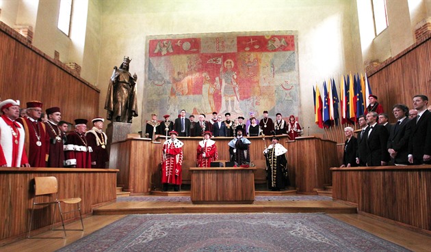 Slavnostní jmenování nových vysokoškolských profesorů v pražském Karolinu. (11....