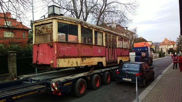 Převoz historického tramvajového vlečného vozu do vozovny Střešovice.