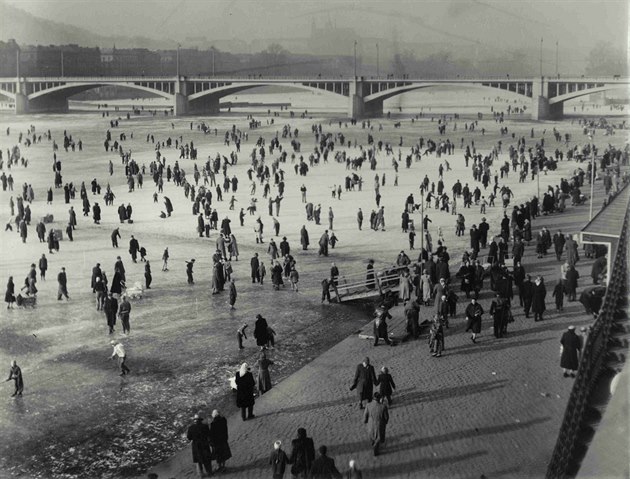 Bruslení mezi Jiráskovým a Palackého mostem, 1960, foto Jií Karel Procházka.