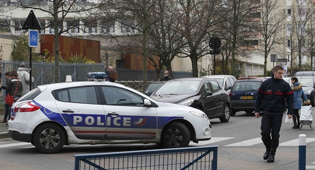 Škola ve Francii hlásí krvavé drama, učitel je mrtvý, jsou dva těžce zranění