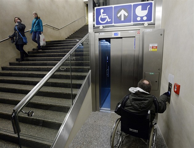 V Praze se 11. prosince otevřel nový bezbariérový vstup do stanice Roztyly....