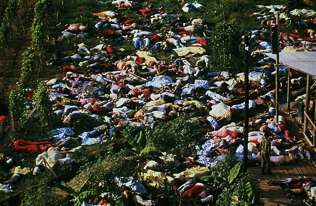 V Jonestownu spáchalo hromadnou sebevra�du 918 lidí.