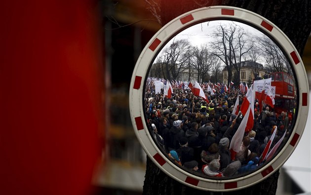 Proti vlád� PiS protestovaly v prosinci tisíce lidí, ohro�uje prý demokracii.