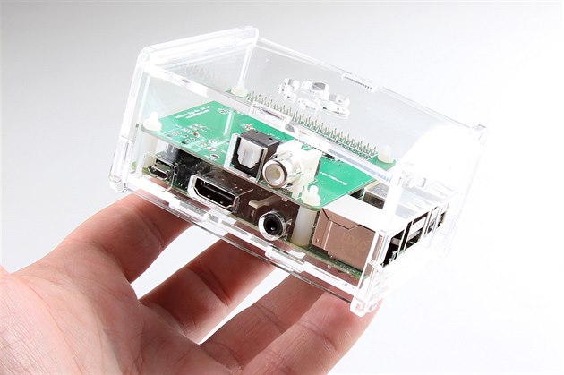 Zkompletované Raspberry Pi2 p�ipravené na instalaci systému