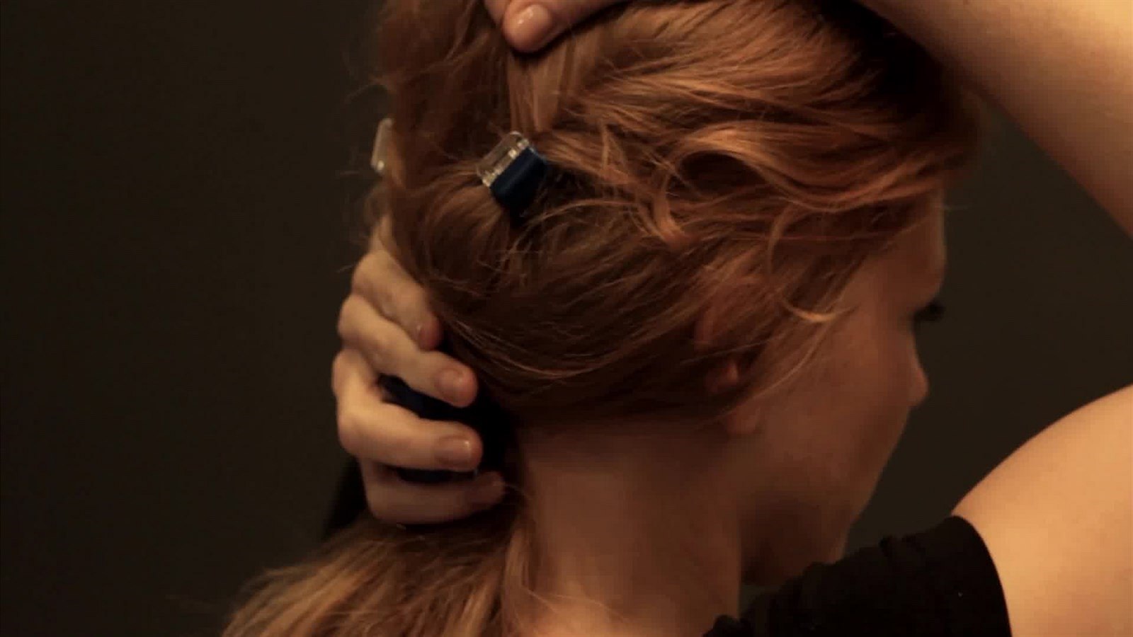 Video Jak Zkrotit Neposlusne Vlasy Zkuste Specialni Skripce Bez Dratku Idnes Cz