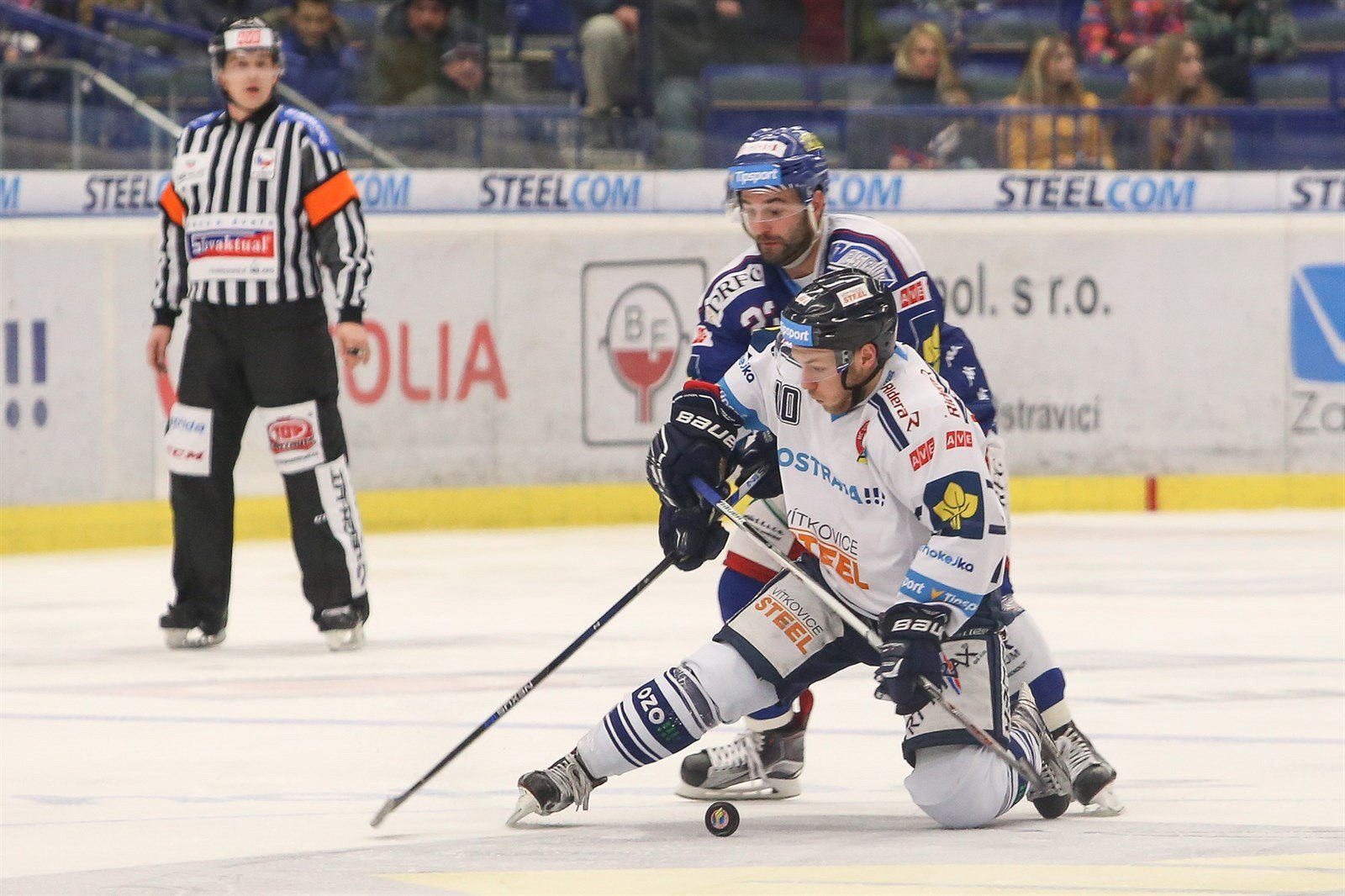 Tomá� Svoboda v modrém dresu Komety