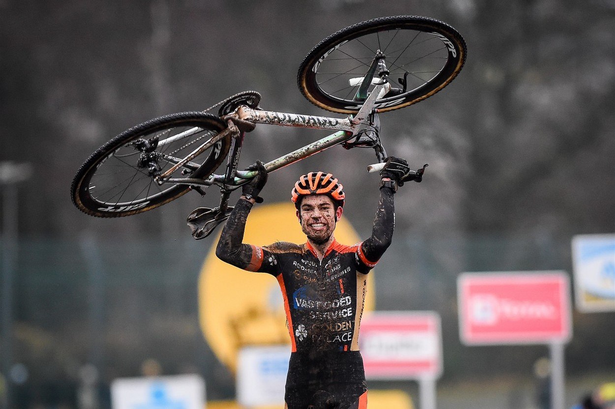 P�EVAHA. Wout van Aert slaví svou suverénní výhru v belgickém Spa. Do cíle do�el po svých s kolem nad hlavou.