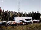 Afghántí vojáci v Kandaháru ukazují tla zabitých talibanc. (10. prosince...