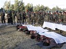 Afghántí vojáci v Kandaháru ukazují tla zabitých talibanc (10. prosince 2015)
