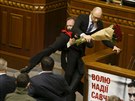 Ukrajinský zákonodárce Oleh Barna se pokusil v kyjevském parlamentu odtáhnout...