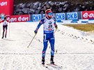 V CÍLI.  Michal lesingr práv dobhl sprint v Hochfilzenu.