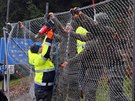 Rakoutí vojáci staví plot na hranicích se Slovinskem, aby oslabili proud...
