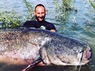 Italský rybář Yuri El Diablo Grisendi se svým úlovkem