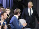 Ruský prezident Vladimir Putin pichází na pravidelnou výroní tiskovou...