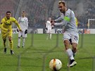 Daniel Kolá z Plzn dává gól z penalty v utkání Evropské ligy proti Villarealu.