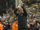 VÝBORN, PÁNOVÉ! Trenér Liverpoolu Jürgen Klopp tleská svým svencm po gólu...