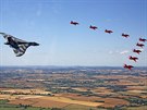 Formace letoun BAE Hawk T1A akrobatické skupiny Red Arrows doprovází poslední...