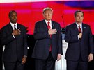 Ben Carson, Donald Trump a Ted Cruz bhem americké hymny (15. prosince 2015).