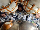 Lindgren, Kononnko a Jui (zleva) v návratové kabin Sojuzu TMA-17M krátce ped...