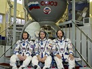 Zleva: Peake, Malenčenko a Kopra, posádka lodi Sojuz TMA-19M před hlavním...