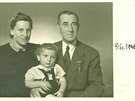 5. 11. 1943 - Reinhard s matkou a otcem. Fotografováno v íanském fotoateliéru...