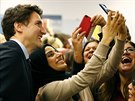 Kanadský premiér Justin Trudeau vítal uprchlíky ze Sýrie na letiti v Torontu...