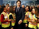 Kanadský premiér Justin Trudeau vítal uprchlíky ze Sýrie na letiti v Torontu...