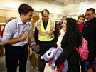 Kanadský premiér Justin Trudeau vítal uprchlíky ze Sýrie na letiti v Torontu...