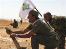 Písluník Mahdího armády pálí na pozice islamist z minometu ráe 60 mm...