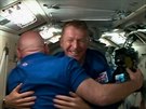 Tim Peake se na Mezinárodní vesmírné stanici zdraví s americkým astronautem...