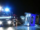 Pevrácený kamion s mlékem zablokoval na osm hodin dálnici D11 (10.12.2015).