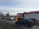 U Mstce Králové na Nymbursku se srazil osobní vlak s autem (14.12.2015).