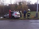 ena v Kolín spadla s autem do vodní nádre (18.12.2015).