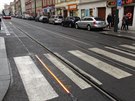Svtelné pruhy v Praze 8 mají chodce upozornit na pijídjící tramvaj...