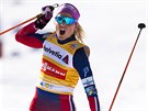 Therese Johaugová  slaví triumf v závodu na 15 kilometr v Davosu.