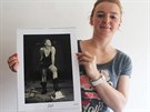 Zde�ka Ze�kov� ukazuje svou fotografii, kter� je sou��st� kalend��e.