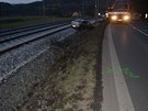 Pátení nehoda u Bystiky - auto ve smyku vylétlo ze silnice na koleje.