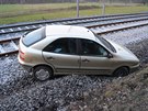 Pátení nehoda u Bystiky - auto ve smyku vylétlo ze silnice na koleje.