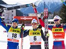 Trio nejlepích sprinter z Davosu. Zleva druhý Francouz Baptiste Gros, vítz...