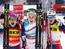 Ti nejlepí sprinterky z Davosu. Zleva druhá Maiken Caspersenová-Fallaová z...