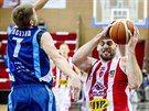 Pardubický basketbalista Kamil vrdlík (u míe) v souboji s kolínským Michalem...